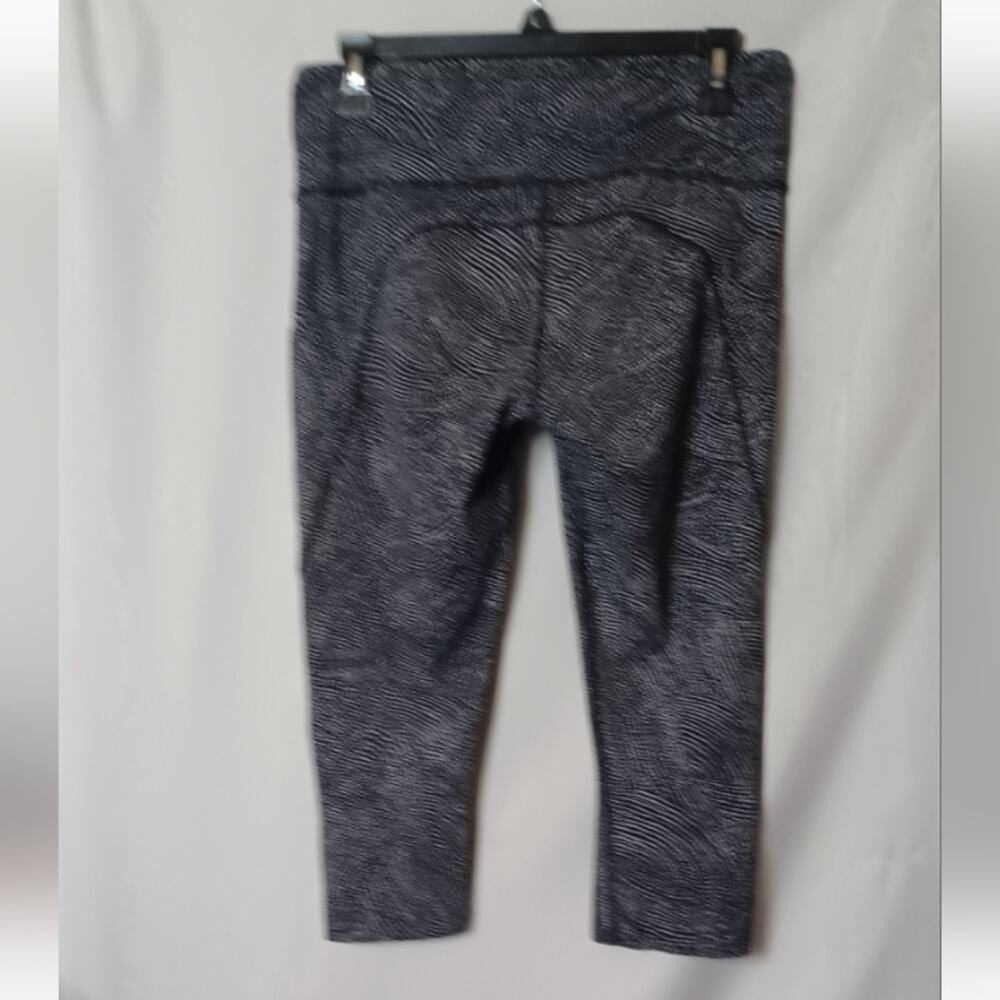 Lululemon Blue and Grey Nulux Fabric Crop Legging With Cut Out Hem.10 - Picture 8 of 12